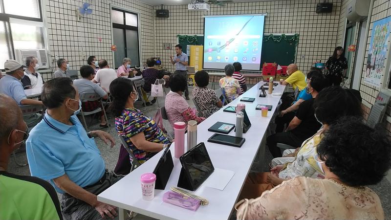 今天集集鎮長來關心我們上的夠聰明~健康關懷王課程，在社區開課的魅力，就是會有不期而遇的好事發生，集集鎮長特地送大家守護健康，超方便的額溫貼片，長輩學員大家都非常開心。