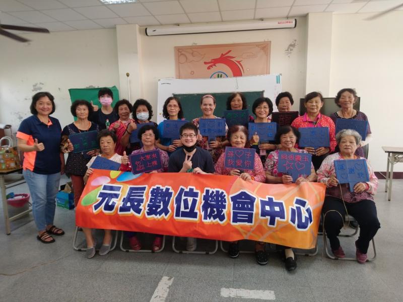 完成作品大家都很開心