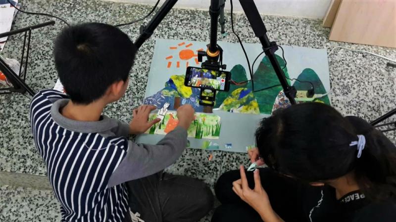 小朋友認真在拍攝屬於自己的停格動畫作品。