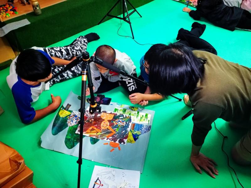 老師也適時協助同學們完成拍攝。