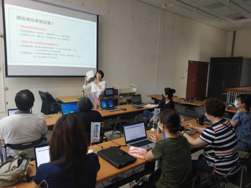 老師講解保存老照片的重要性和注意事項