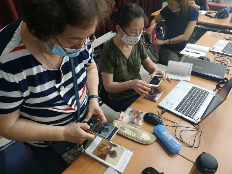 學員練習用手機翻拍照片