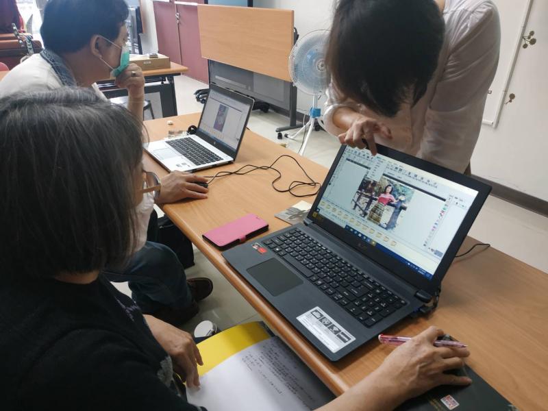 老師指導學員用PhotoCap編修家族照片