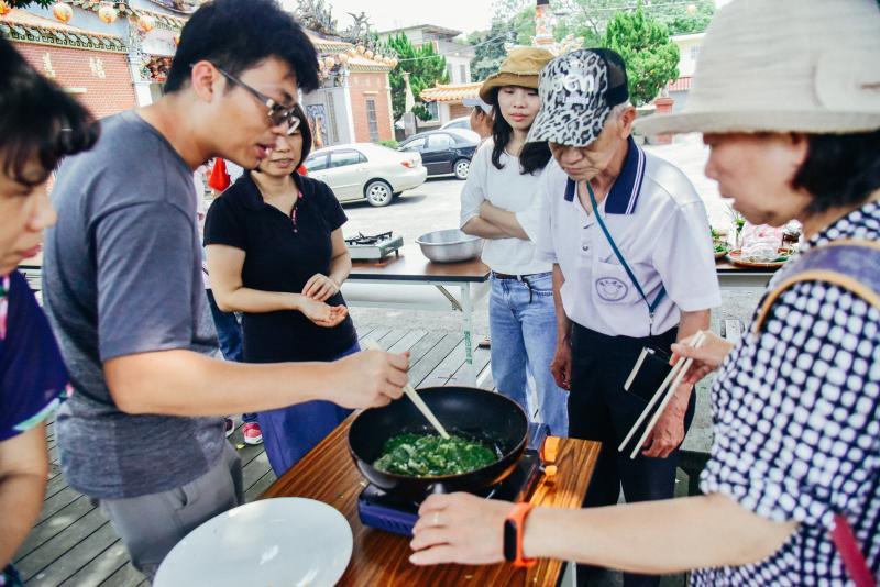 老師為大家示範如何做野菜酥,好包入飯糰中增加口感