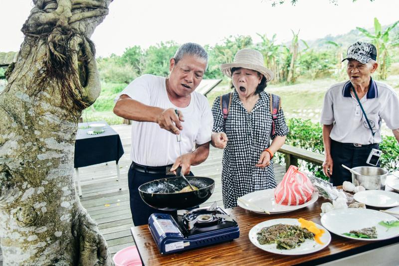 阿公廚神魂精神上身!! 決定示範甩鍋炒蛋給大家看,究竟是否成功呢?