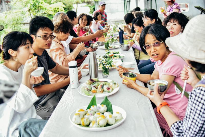 總算煮好囉!!大家愉快的開動~