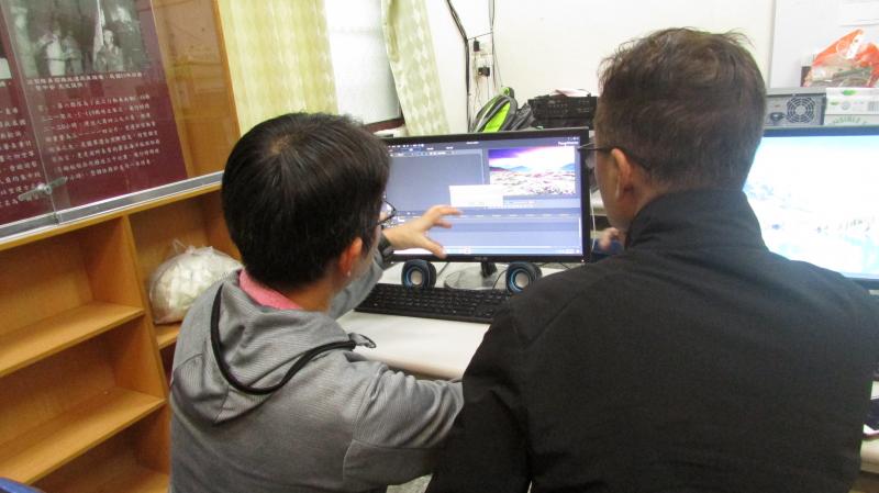 老師教學員如何應用威力導演的影音編輯進階功能，並學會使用快捷鍵等等。