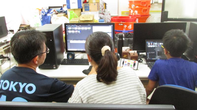 這位媽媽學員帶著兒子一起來學習影音剪輯及編輯。