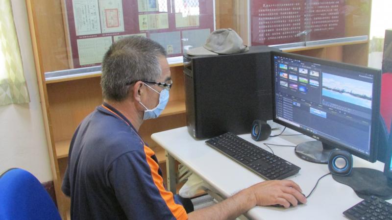 學員專心的學習並學會了使用影片剪接及濾鏡等特效。