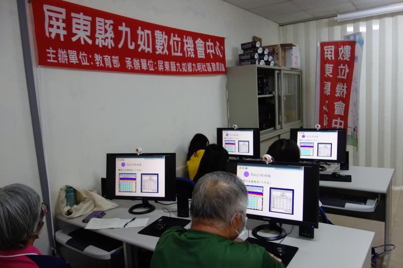 學員認真聽取老師講解Excel功能表情形