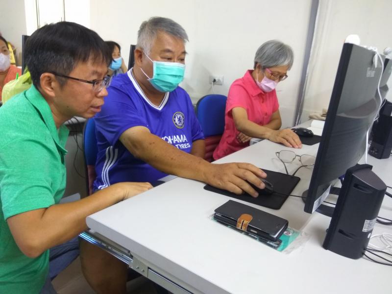 學生遇有問題時，老師耐心地指導學員如何操作。