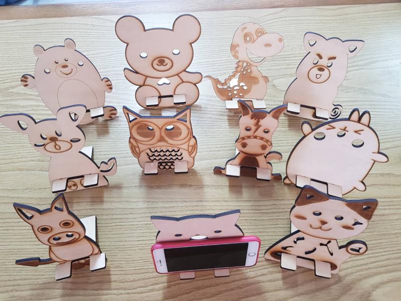 學員們完成雷雕手機架