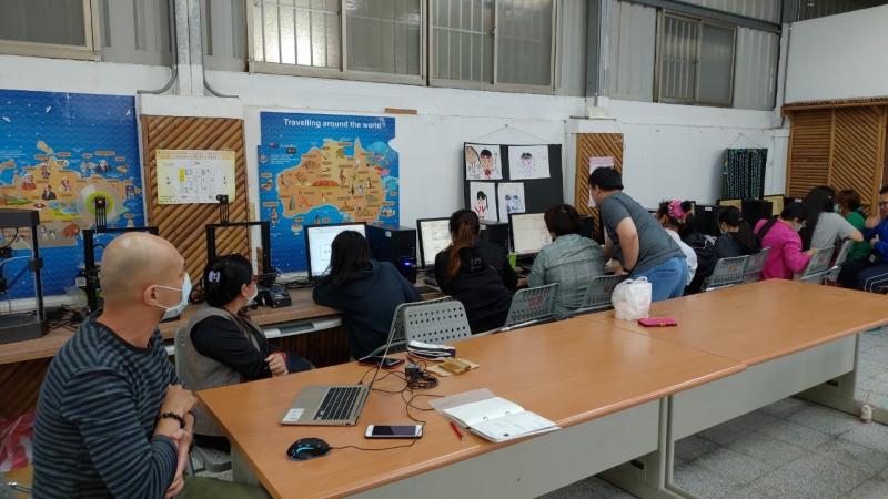 老師教導著學員們使用電腦軟體，繪製自己喜歡的文字及圖案。