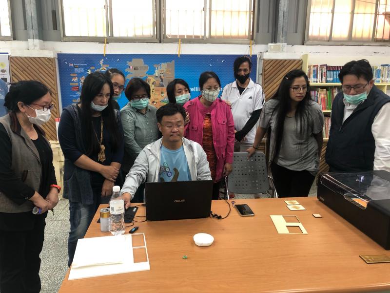 老師親自示範如何將電腦的設計圖，透過雷射雕刻機刻印出成品來。