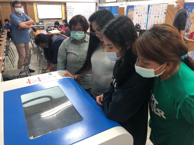 學員們也親自操作機器，刻印專屬於自己的作品。