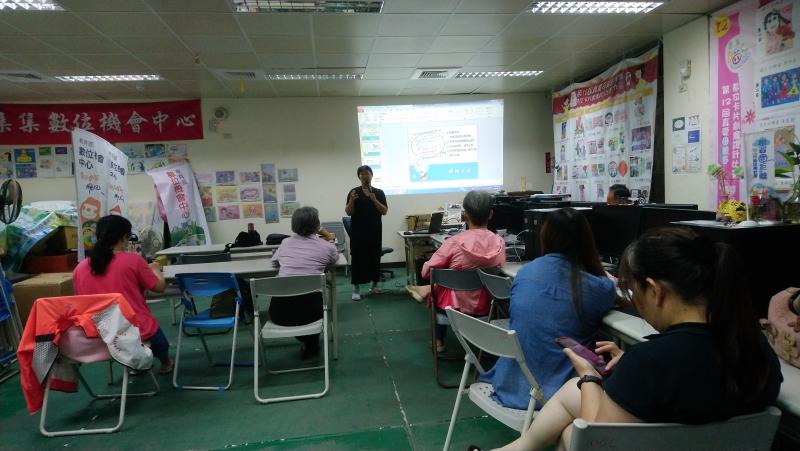 安琪老師超用心解說平板手機之生活應用，可以拍照後編輯美美的與賴朋友分享，或活動期間幫忙拍照記錄分享，讓學員學習信心滿滿。