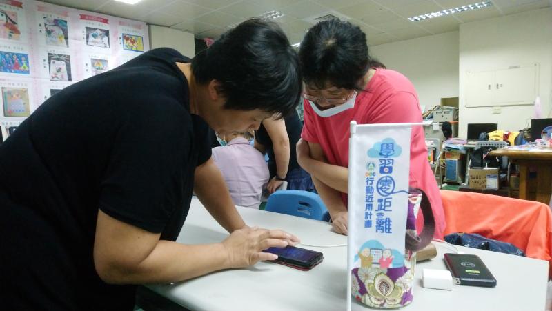 安琪老師說因為每個人的手機廠牌不同，所以操作介面也有所差異，希望大家不同馬上發問，讓我立刻協助大家更認識自己的手機。