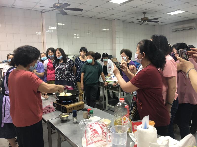 學員一銅觀看老師的作法