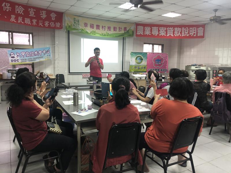 老師講解拿穩手機的方法