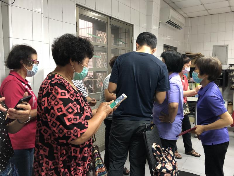 老師在替學員解答問題中