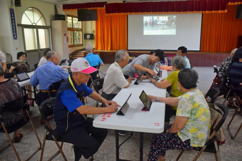 學員相互觀看學習成效。