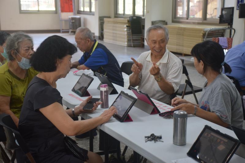 學員討論上課內容交換意見。