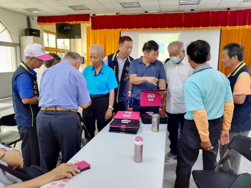 學員課程結束後討論學習成效。