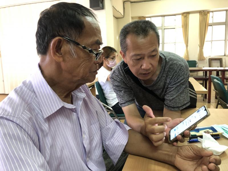 車城DOC駐點人員，協助年紀稍長的學員使用IG發文和標籤功能。