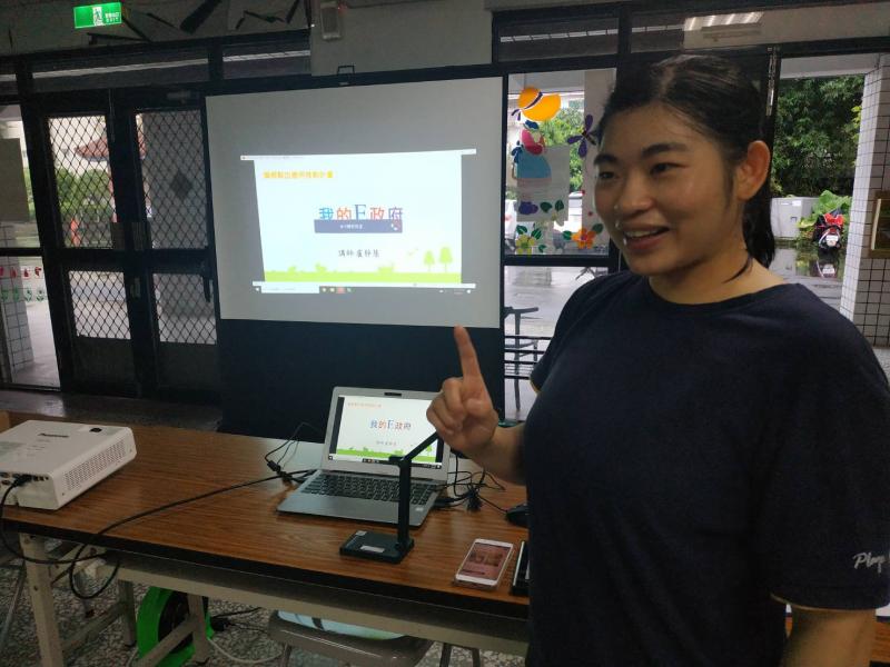 老師來到社區介紹實用的APP讓大家生活更方便