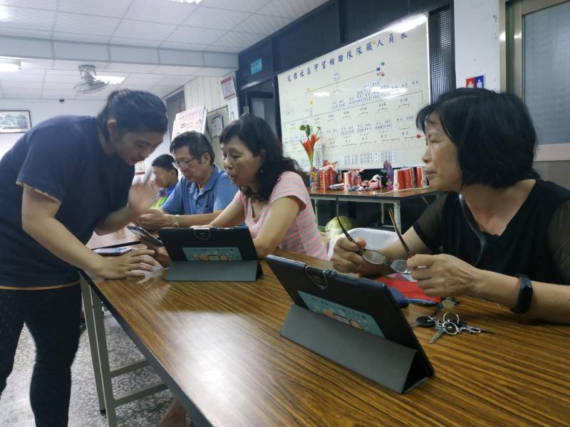 除了使用DOC提供的平板學習，老師也協助學員下載APP到自己的手機