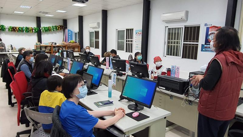 公民與數位生活息息相關，生活中處處可見，舉凡健康、購物、交通、繳稅比比皆是。