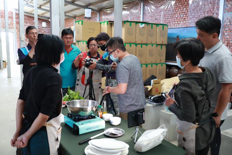 講師講解影音食譜拍攝技巧，並實際操作如何拍攝成品