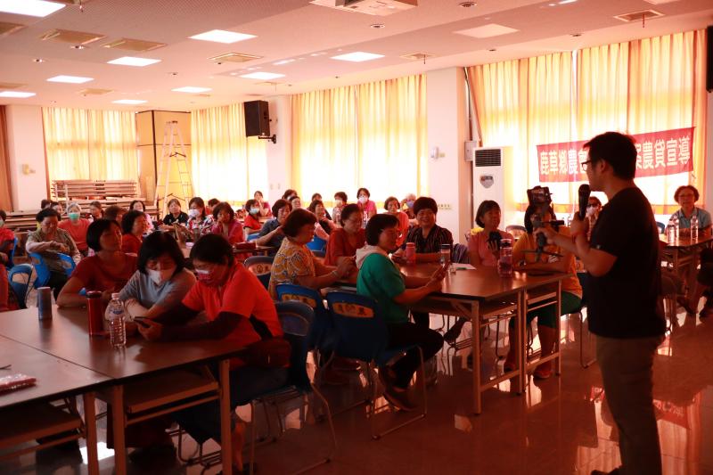 講師講解直播使用器材，包含三軸穩定器、無線麥克風與如何錄音進系統