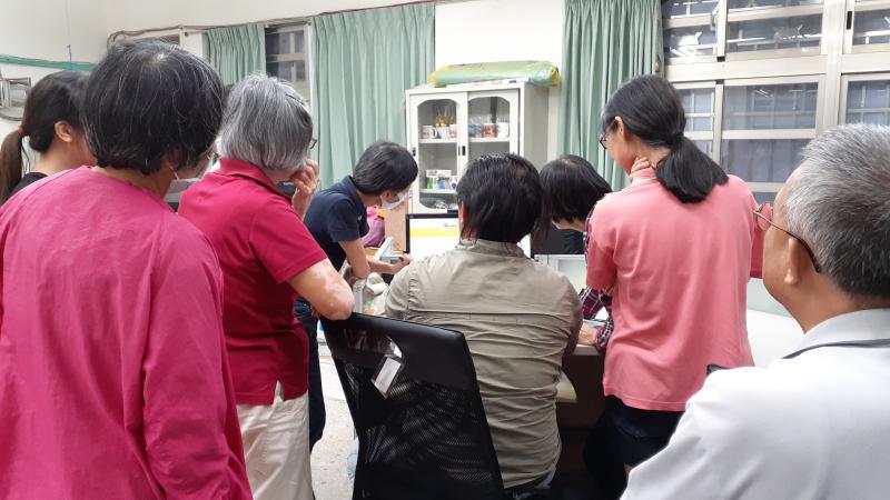 老師實際解說圖案的構圖。讓學員親自操作自已想要的樣式