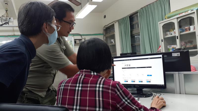 學員一邊做一邊討論，大家都很認真的在設計，透過老師給範例，參考別人做過的經驗，大家想法越具體，設計出和個人生活應用相關的產品。