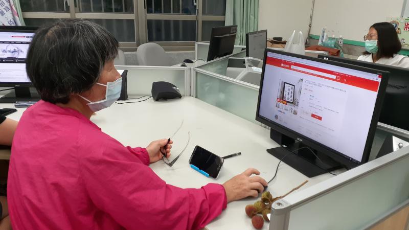 學員很認真的照老師指導方沄操作