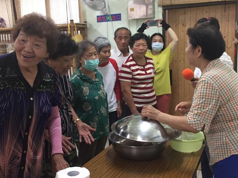 教導學員利用平板找出自己想看到料理影片