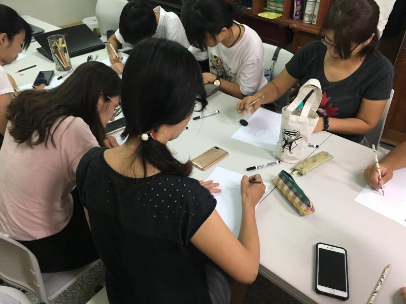 學員嘗試畫出logo手稿