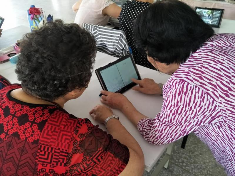 指導學員操作平板電腦