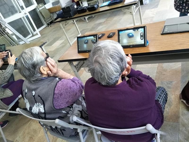 教學員使用平板電腦的照相功能。