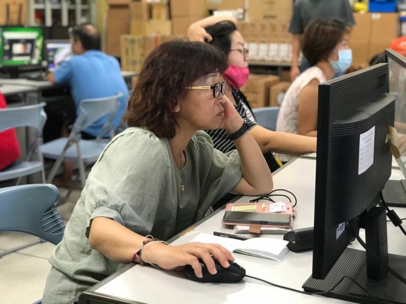 學員練習電腦上機操作製作一頁網