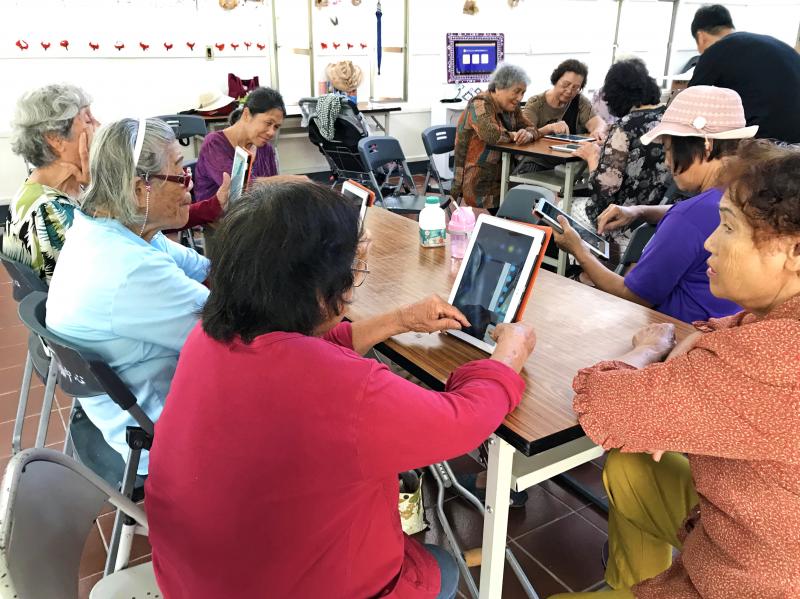 學員操作平板攝影功能