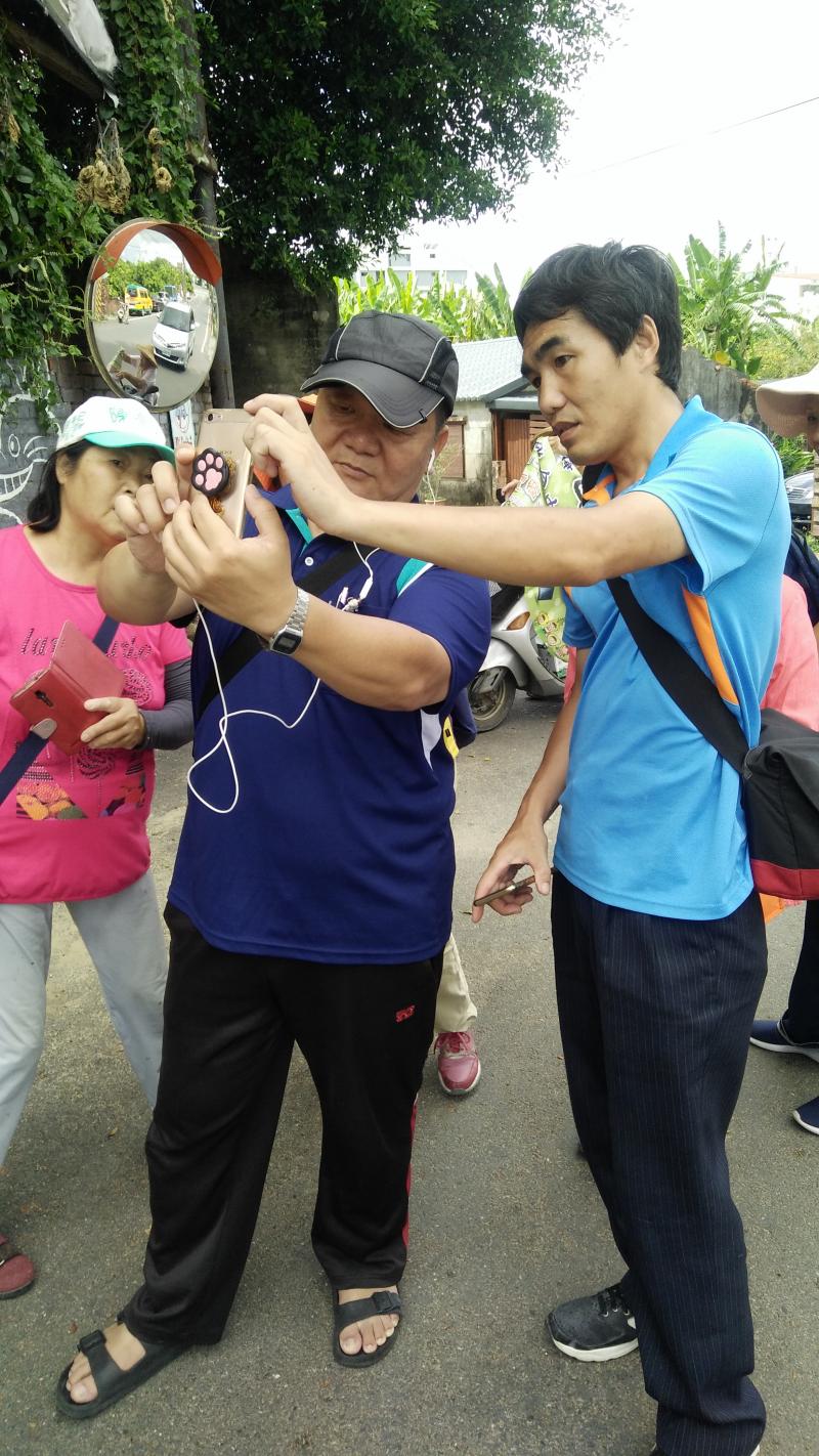 講師跟學員講解拍照的技巧