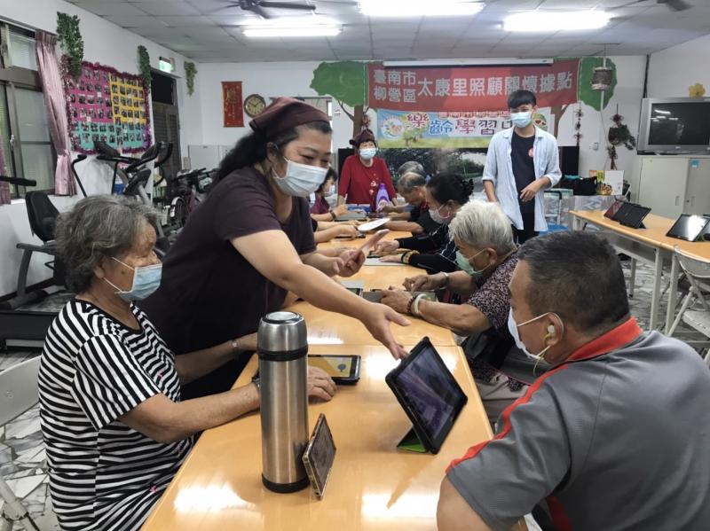 學員學習平板操作及創意製圖