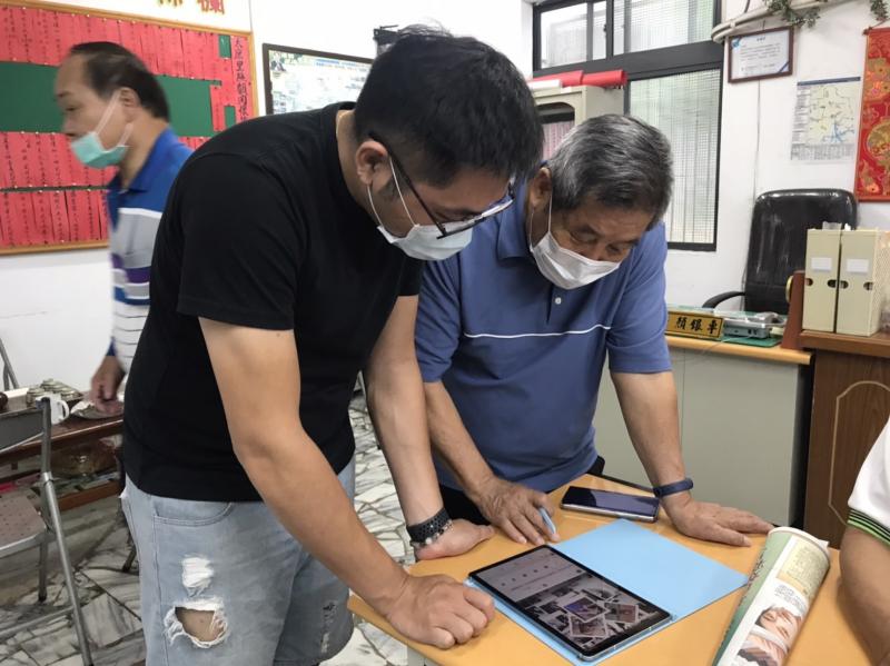 學員學習平板操作及資料查詢與創意設計