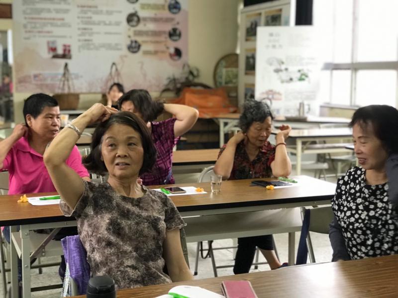 跟著老師做健康操的長輩們