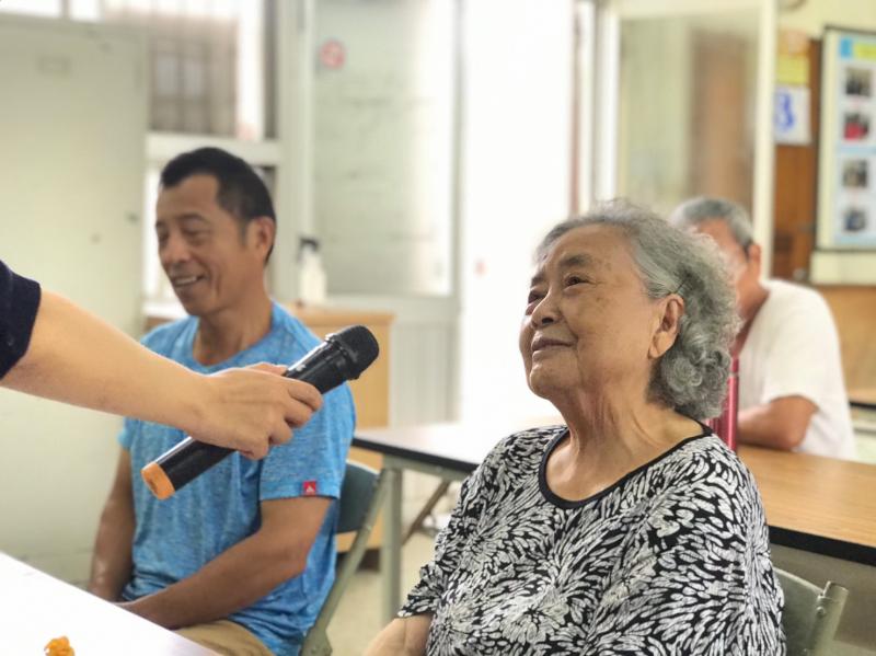 被老師點名回答問題,老奶奶對自己答出正確答案很得意