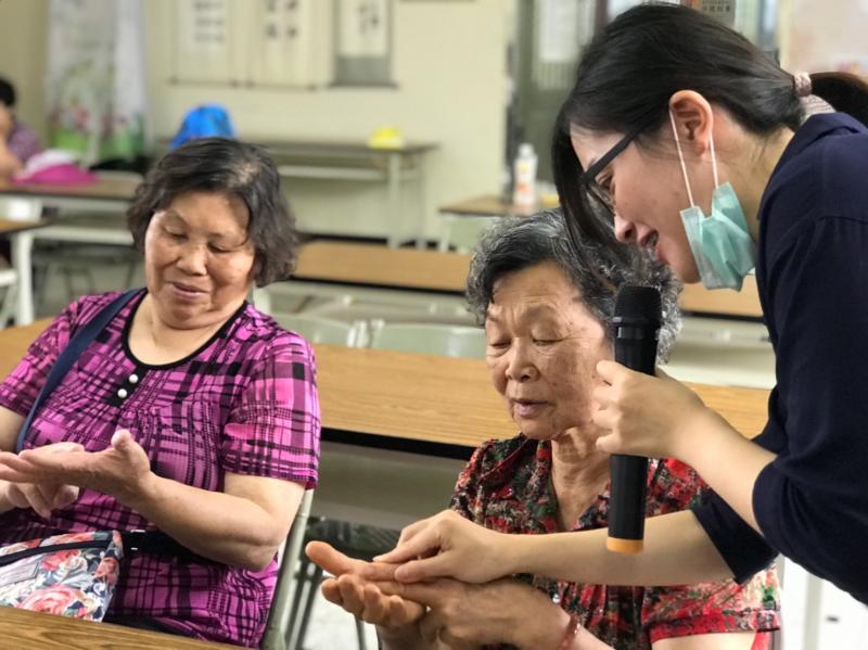 老師指導長輩正確的健康操手勢