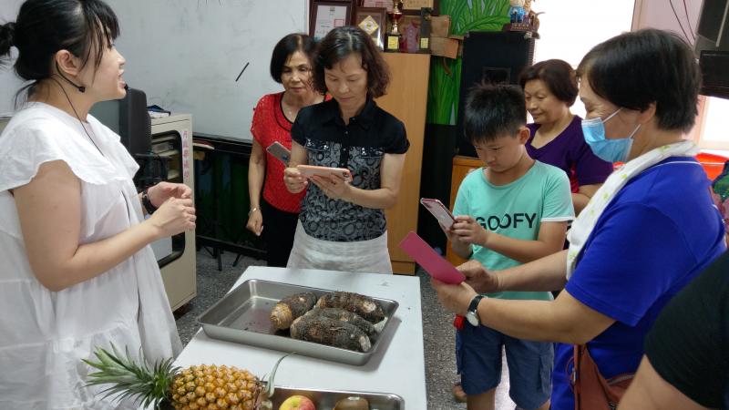 老師引導學員美拍食材(在地農產芋頭):處理前、處理後、蒸煮後