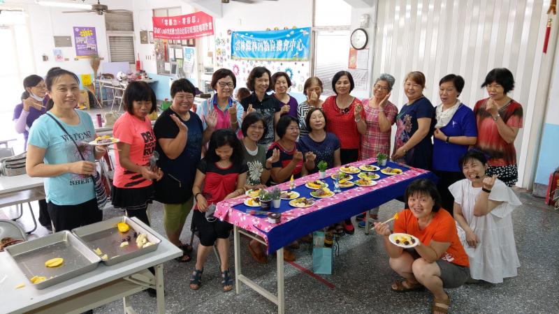 學員們分工合作:食材處理、製作程序拍照、擺盤裝飾、拍照、上傳icook  結業~數位料理王~芋頭水果鬆餅~